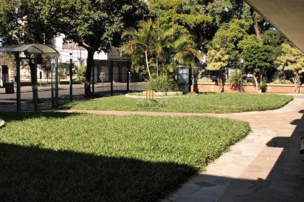 Apartamento com 03 dormitórios, churrasqueira e vaga de garagem no Menino Deus