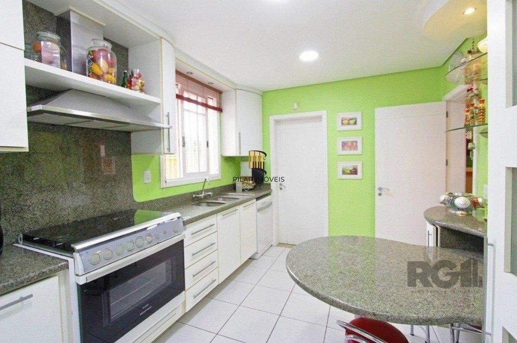 Excelente casa de 330m² com 3 dormitórios, piscina e 3 vagas.