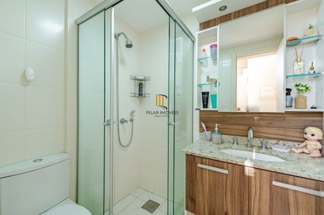 Casa em Condomínio à venda com 4 dormitórios, 248m² e 4 vagas no bairro Teresópolis, em Porto Alegre .