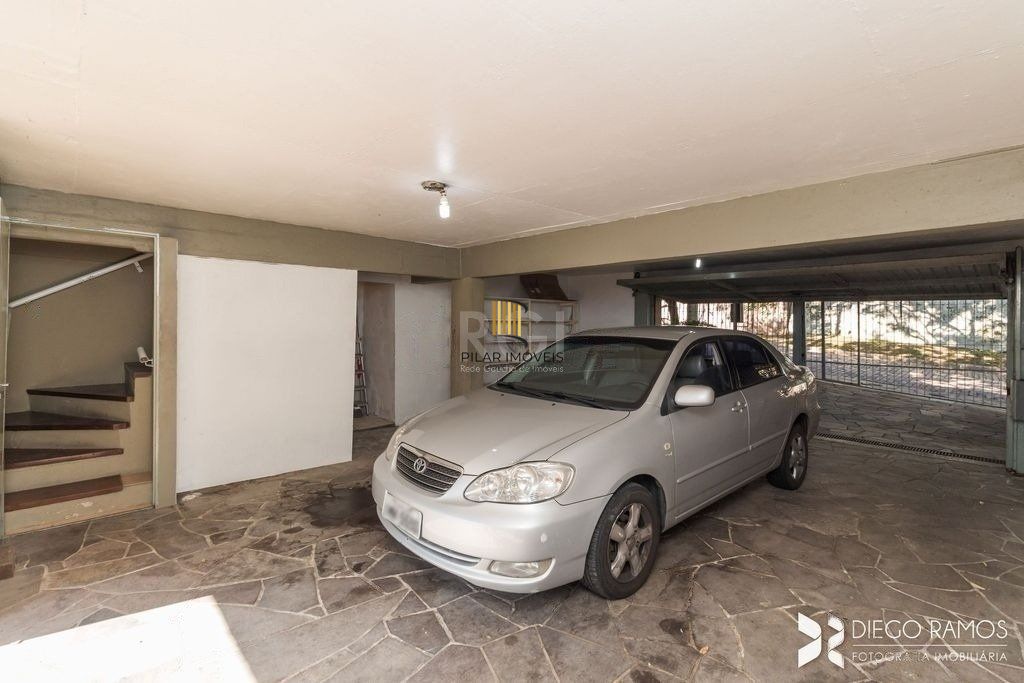Lindo sobrado com 347m2 de área construída,  5 vagas, espaço de lazer com vista panorâmica.