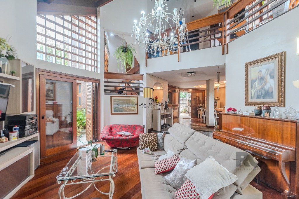 Casa 400m² - 5 dormitórios, 4 vagas no bairro Vila Jardim