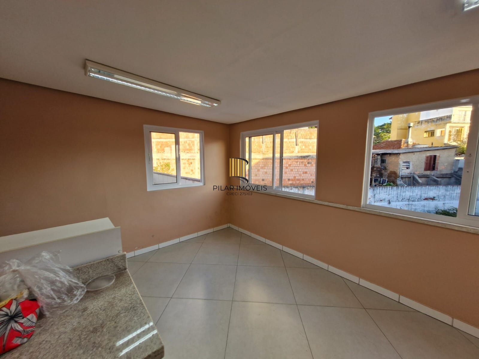 Ampla cobertura com 123m², 2 dormitórios, 1 vaga coberta por convenção.