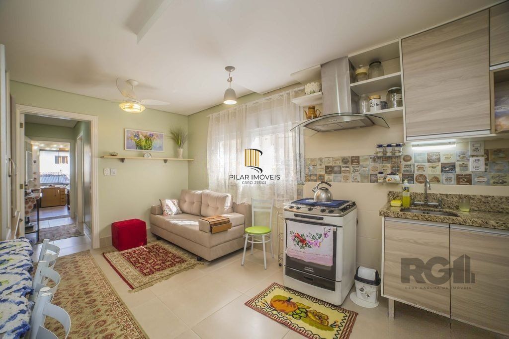 Casa de 4 dormitórios no bairro Glória