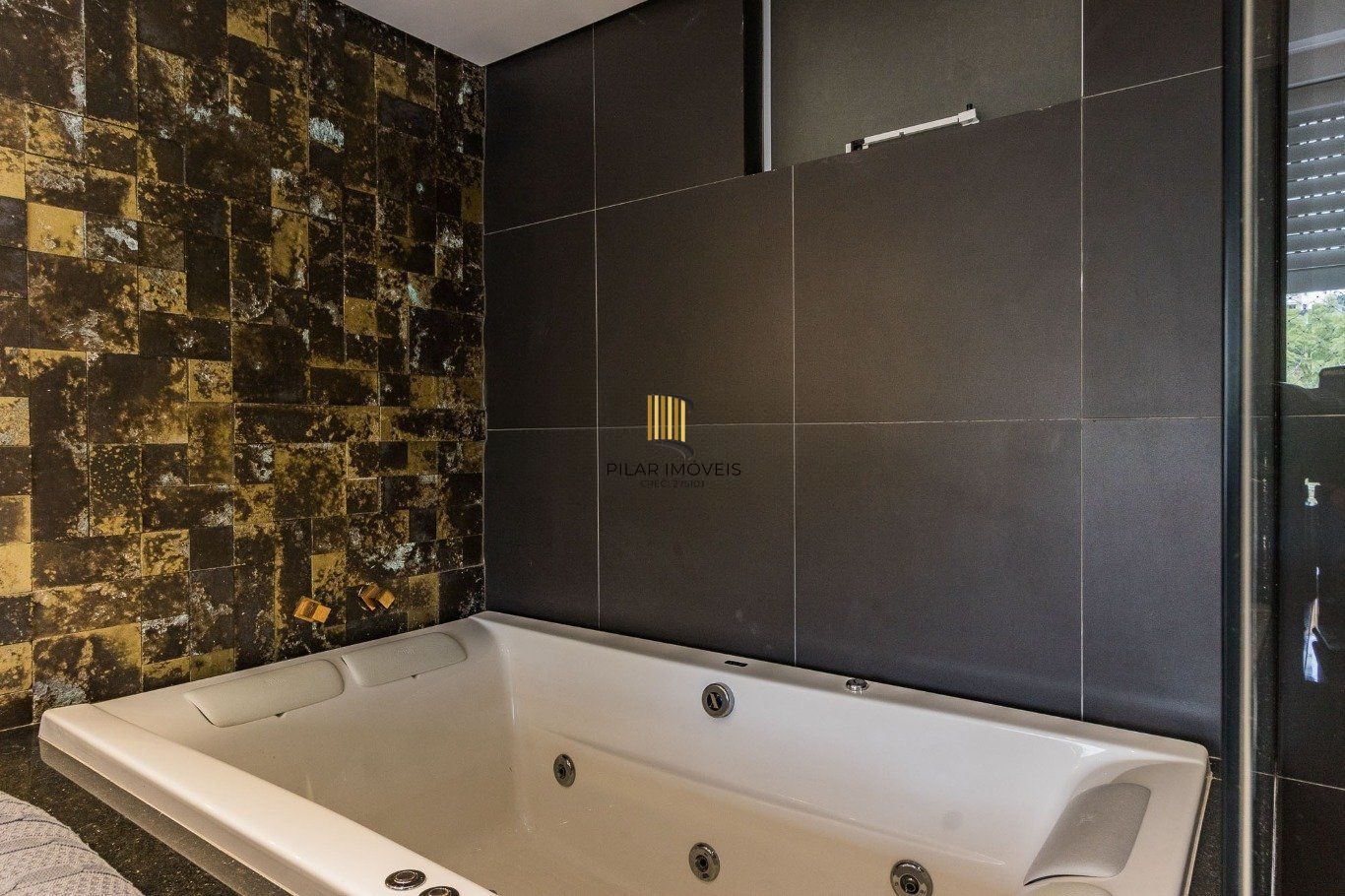 Cobertura de 3 dormitórios à venda em Mont'Serrat, Porto Alegre.