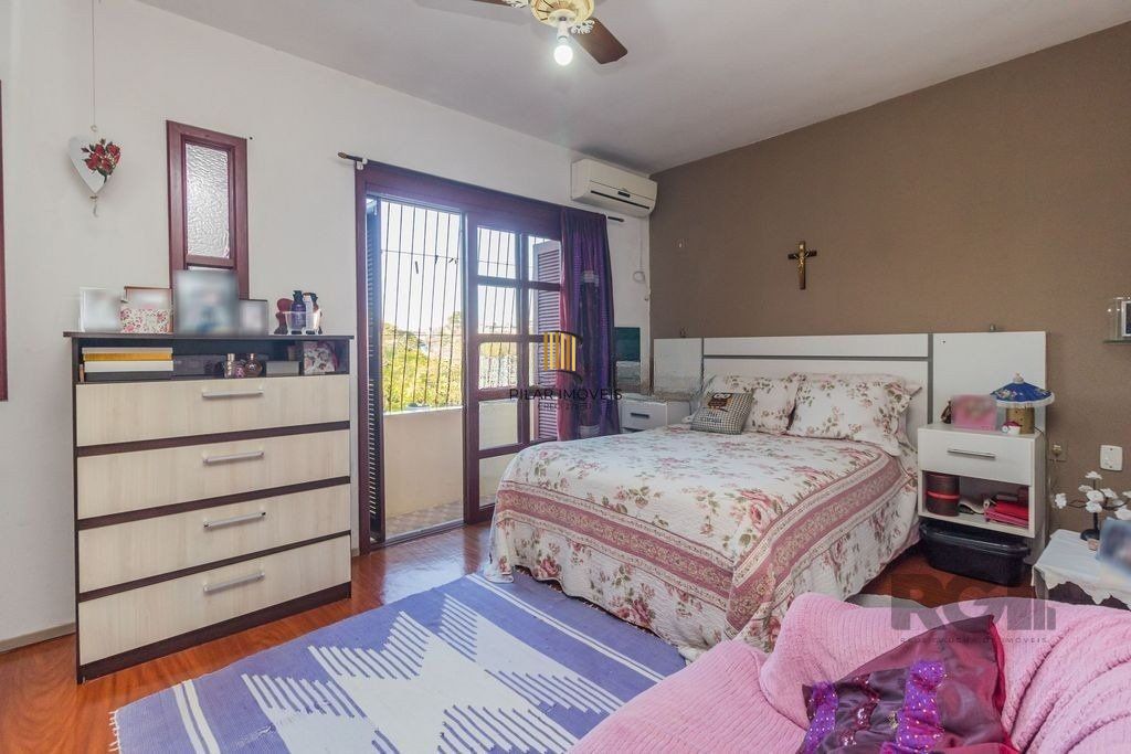 Sobrado de 215m² - 4 dormitórios, 5 vagas no bairro Passo das Pedras