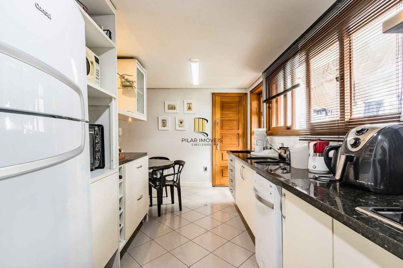 Apartamento com 3 quartos e 147m² à venda em Moinhos de Vento, Porto Alegre.