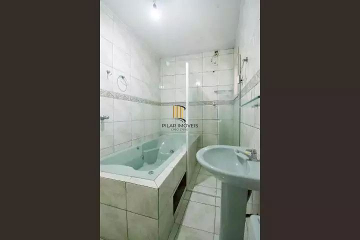 VENDE – AMPLA CASA RESIDENCIAL COM PISCINA E 5 VAGAS