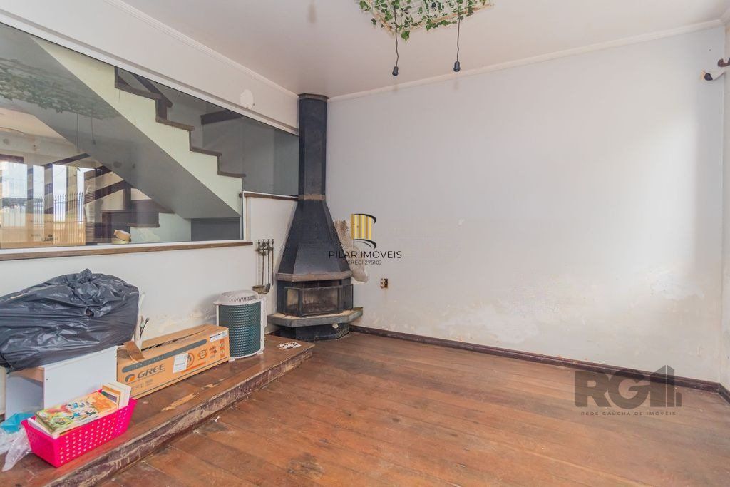 Casa com 240m², 3 dormitórios, 6 vagas no bairro Sarandi