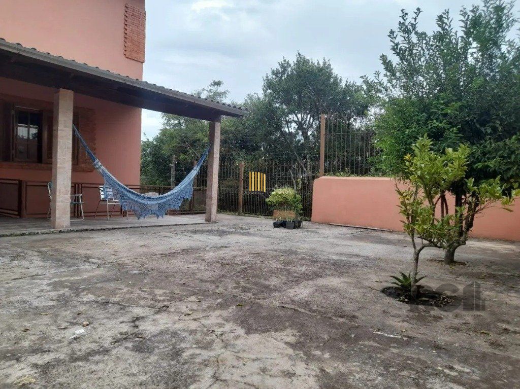 Casa com 3 dormitórios no bairro Lomba do Pinheiro