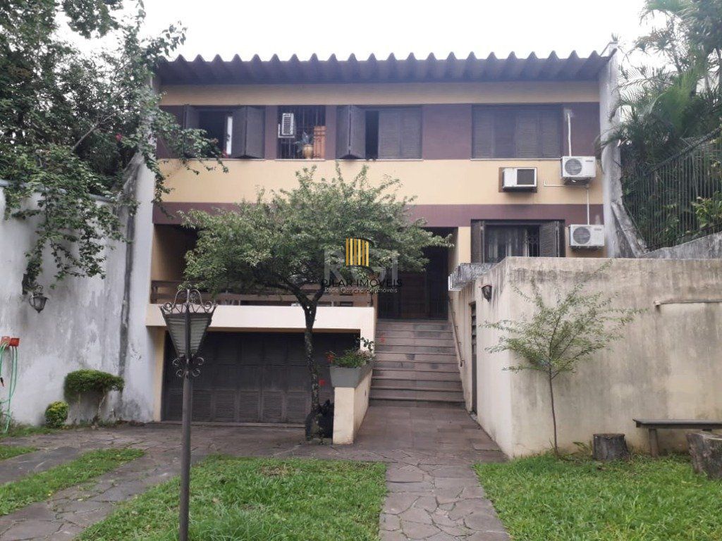Casa para Venda - 311m², 4 dormitórios, sendo 2 suites, 4 vagas - Glória