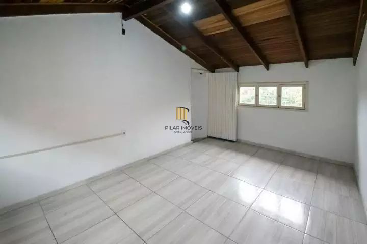 VENDE – AMPLA CASA RESIDENCIAL COM PISCINA E 5 VAGAS