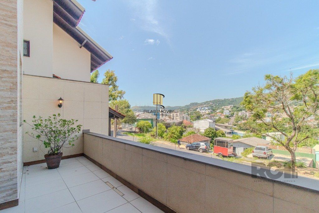 Linda casa de 04 dormitórios com vista livre no Bairro Teresópolis