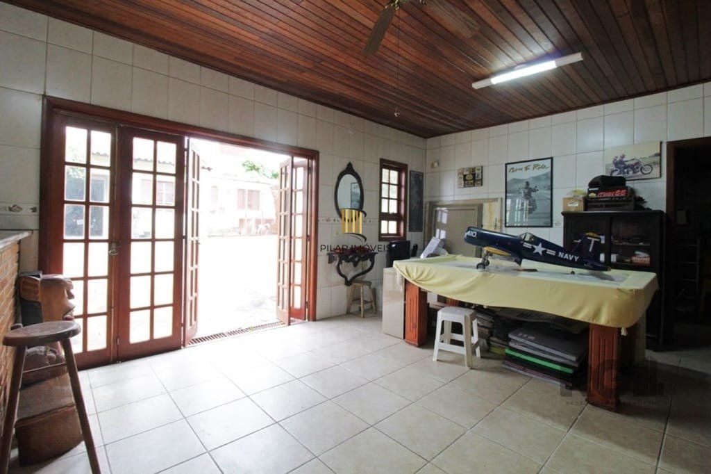 Casa de 275m² - 3 dormitórios e 3 vagas no bairro Coronel Aparício Borges