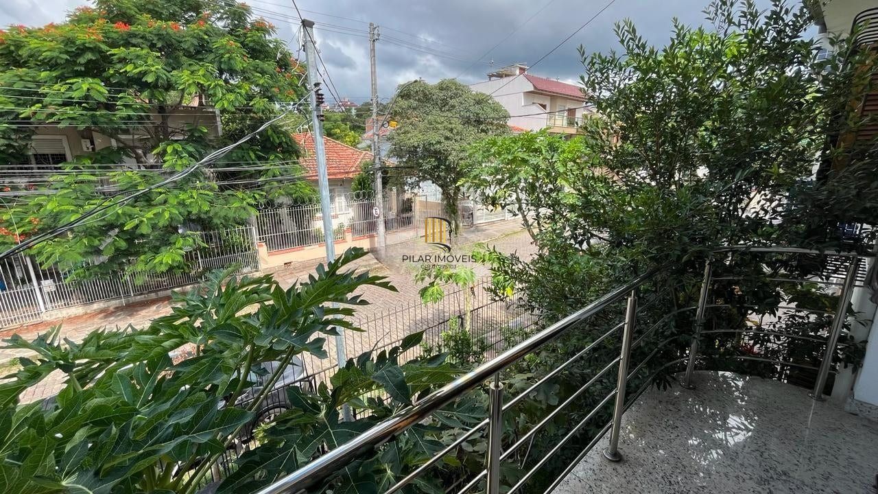 Casa de 4 dormitórios no bairro Santo Antônio, Porto Alegre