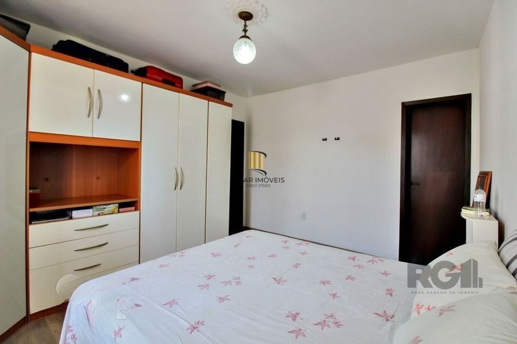 Casa 4 dormitórios, 2 vagas, em rua tranquila próxima a rua Oscar Pereira