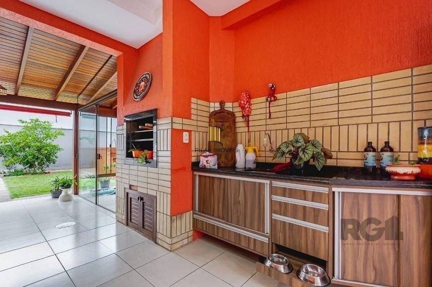 Excelente casa de 209m² com 3 dormitórios, piscina e 3 vagas de garagem.