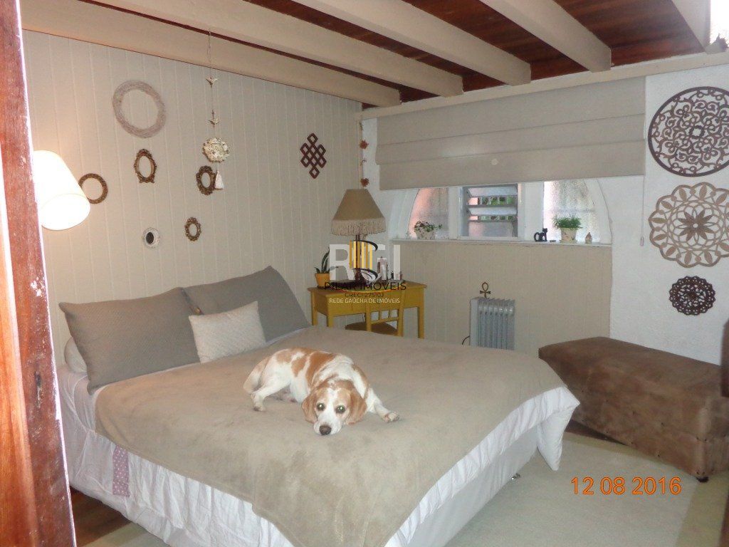 Casa para Venda - 240m², 6 dormitórios, 4 vagas - Teresópolis
