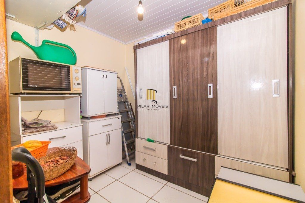 Casa de 289m² - 3 dormitórios, 1 suíte, 4 salas, churrasqueira, pátio e 4 vagas de garagem no bairro Partenon