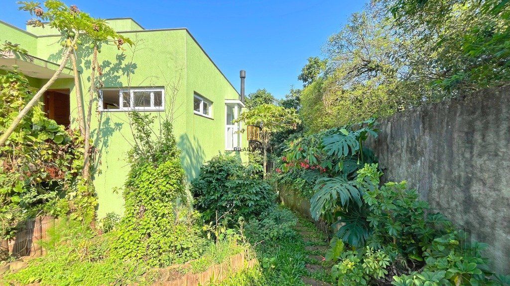 Excelente casa 03 dormitórios sendo 01 suíte com jacuzzi, 03 banheiros,  03 vagas, próxima a Av. Vicente Montéggia