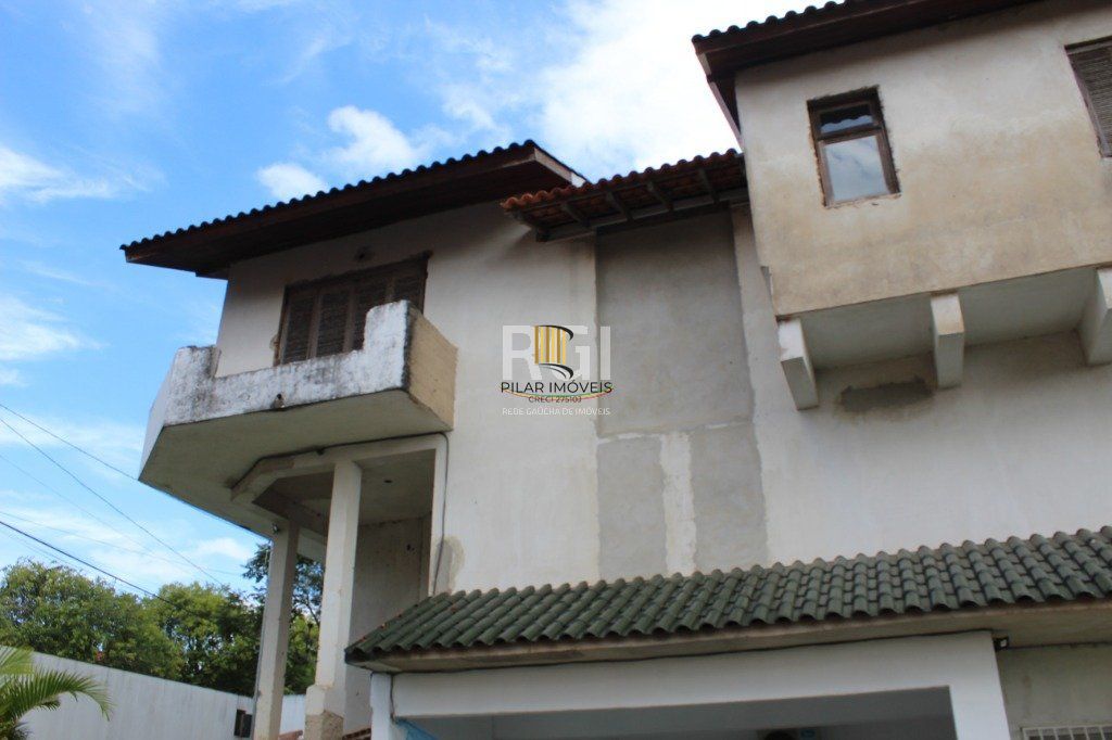 Casa para Venda - 300m², 5 dormitórios, sendo 3 suites, 5 vagas - Teresópolis