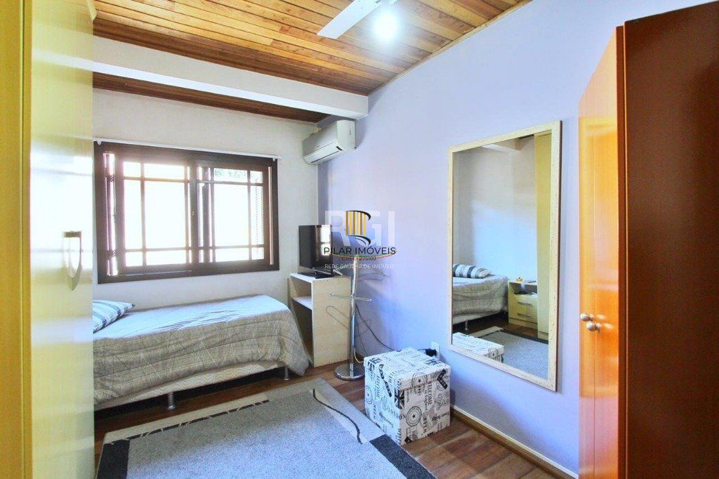 Casa para Venda - 260m², 5 dormitórios, sendo 2 suites, 4 vagas - Teresópolis