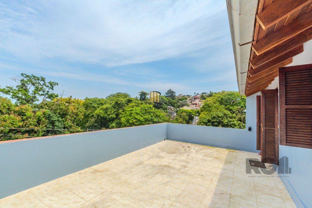 Casa 253m², 3 suítes, pátio, churrasqueira e vaga de garagem para 4 carros no bairro Nonoai