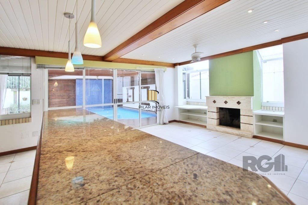 Excelente casa de 324m² com 4 dormitórios e 2 vagas.