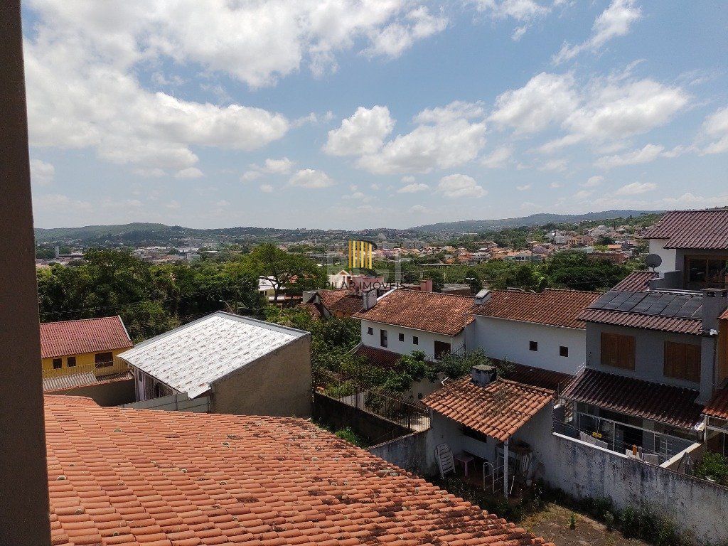 Excelente casa com 03 suíte, espaço gourmet com churrasqueira, living com lareira, pátio com piscina e garagem para 02 carros no bairro Espírito Santo