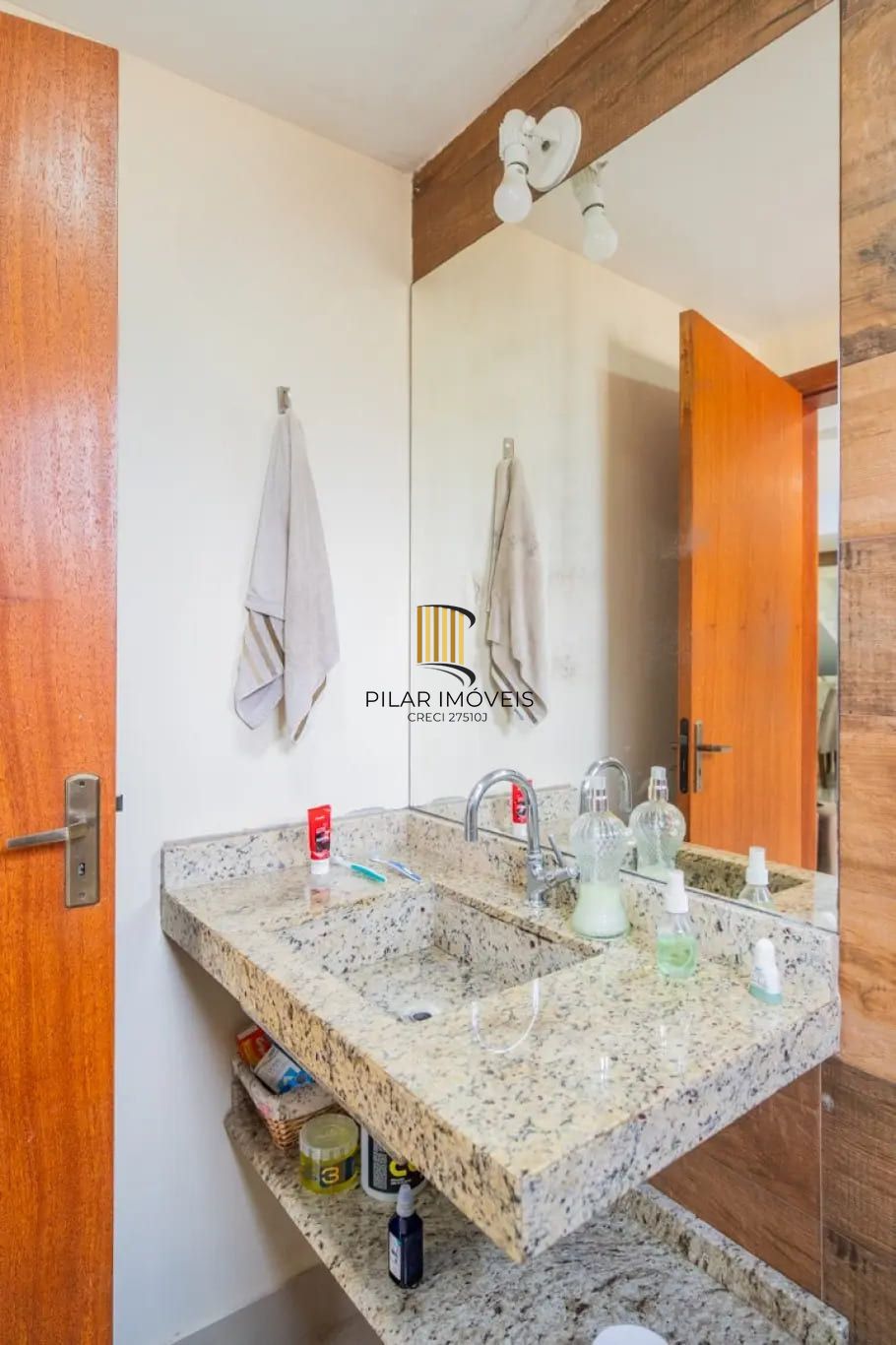 Casa de 3 dormitórios à venda em Santa Tereza, Porto Alegre.