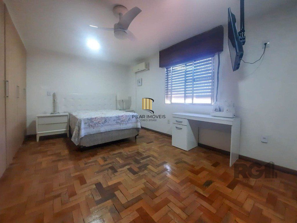 Excelente casa de 240m² com 4 dormitórios e 2 vagas.