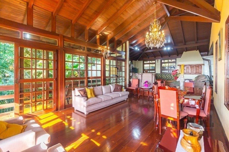 Casa com 400m² privativos e 1000m² de terreno, com vista. Um paraíso no Morro Apamecor!