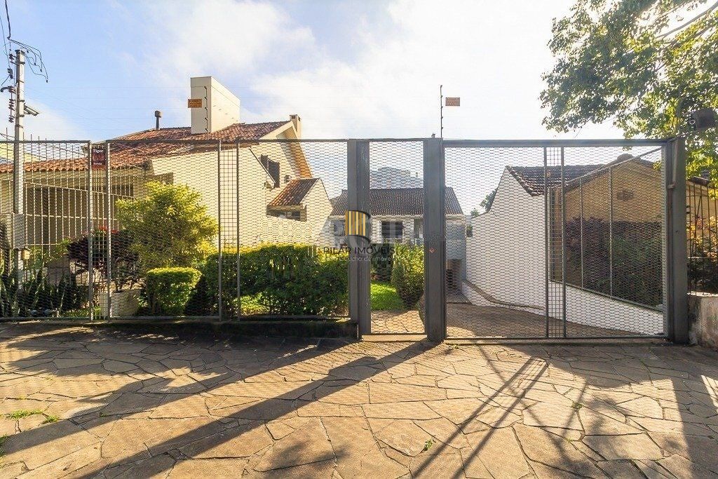 Casa para Venda - 227m², 3 dormitórios, sendo 1 suites, 4 vagas - Azenha