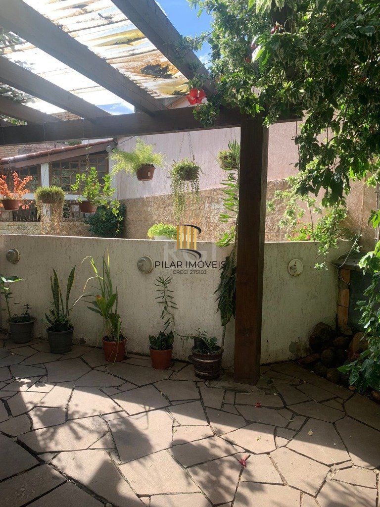 Casa 4 Dormitório(s) Bairro Nonoai