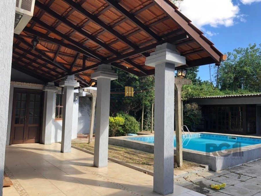 Casa de 365m² - 4 dormitórios sendo 3 suítes e 5 vagas de garagem no bairro Partenon