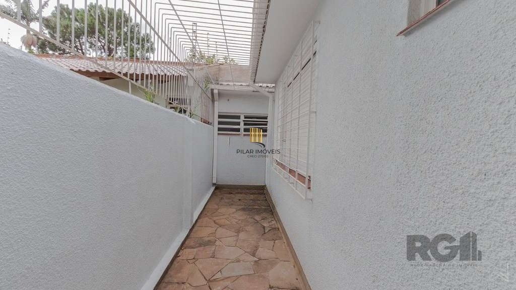 Casa 03 quartos, 02 vagas,próxima à Assis Brasil e Sertório.