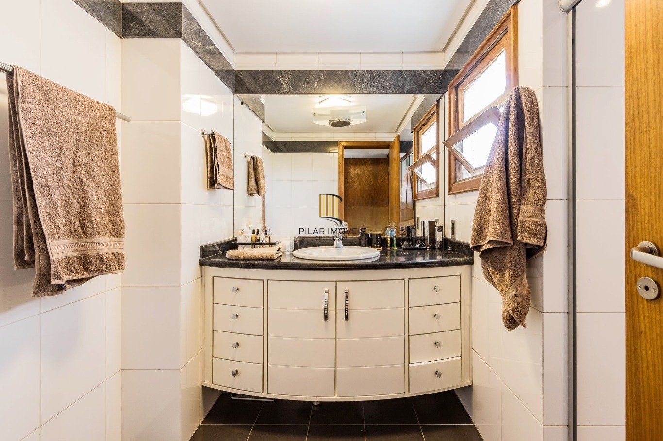 Apartamento com 3 quartos e 147m² à venda em Moinhos de Vento, Porto Alegre.