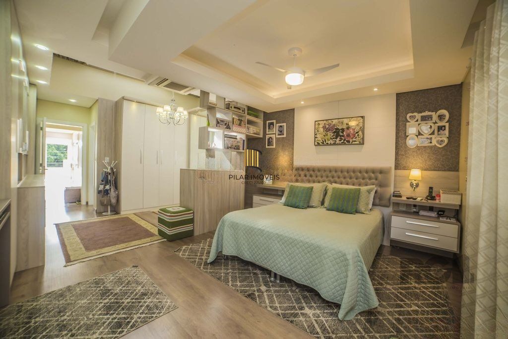 Casa de 4 dormitórios no bairro Glória