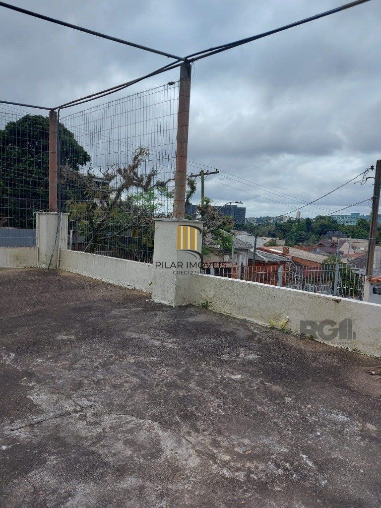 Casa 3 dormitórios,  1 vaga de garagem ampla e coberta.  Possui edícula com 3 peças. Espaço com churrasqueira e dispensa. Área total de  484m².