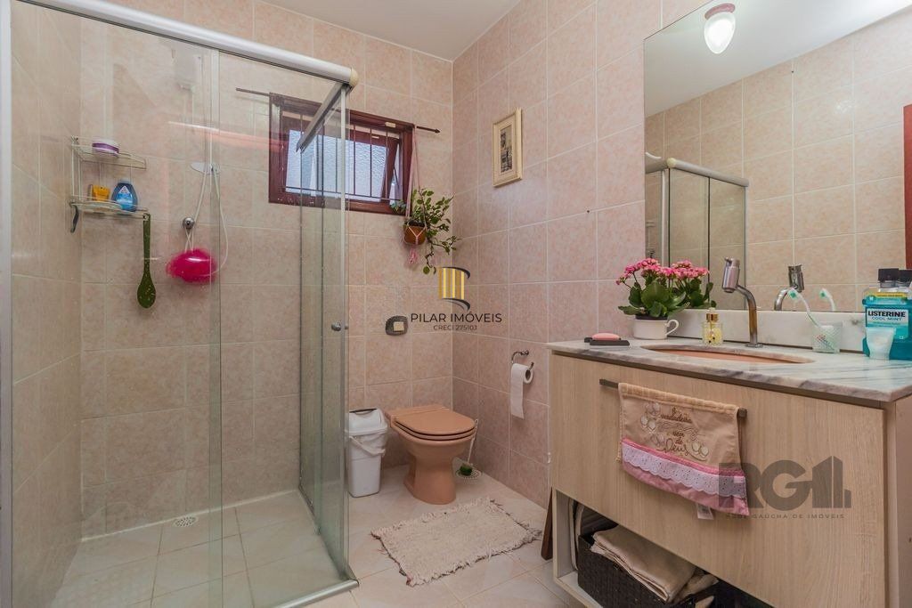 Sobrado de 215m² - 4 dormitórios, 5 vagas no bairro Passo das Pedras
