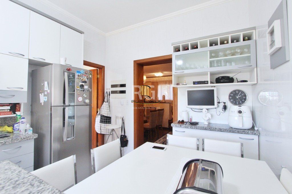 Casa para Venda - 250m², 3 dormitórios, sendo 1 suites, Teresópolis