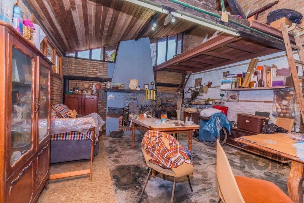 Impecável casa no bairro Medianeira. Living de 3 ambientes com lareira. Com 4 dormitórios sendo 1 suíte também com lareira. Ampla cozinha mobiliada e reformada. Dormitórios com armários fixos .