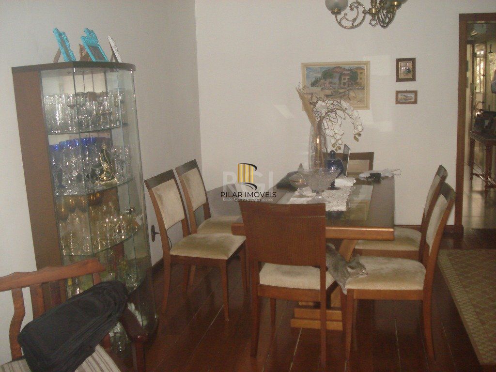 Casa para Venda - 500m², 6 dormitórios, sendo 2 suites, 4 vagas - Glória