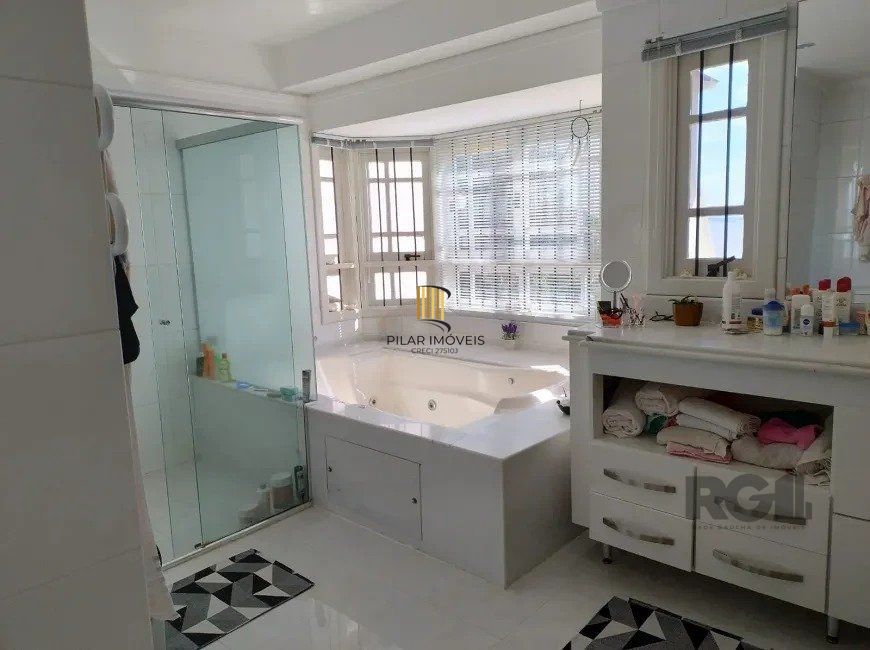 Casa de 307m² - 3 dormitórios, piscina, 4 vagas no bairro Espírito Santo