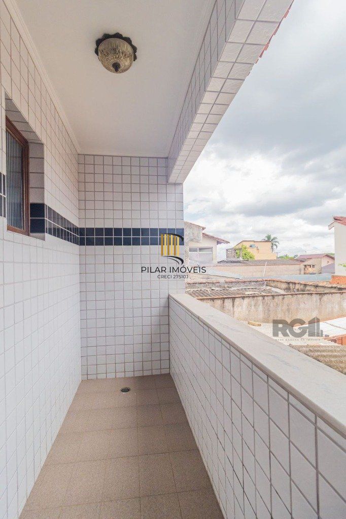 Casa com 240m², 3 dormitórios, 6 vagas no bairro Sarandi