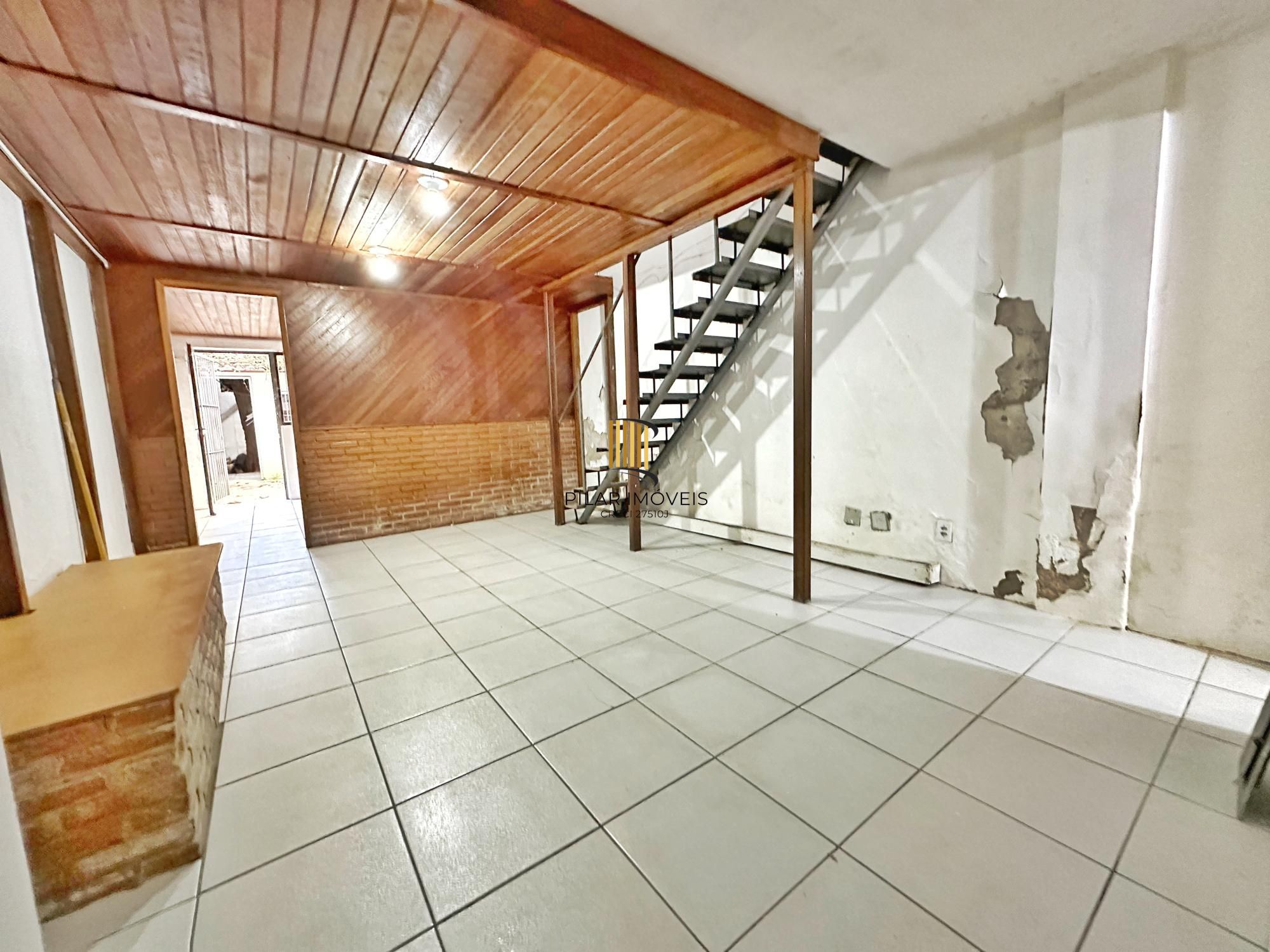 Sala comercial com mezanino e pátio na Cidade Baixa