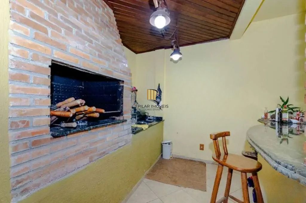 Casa à venda com 3 dormitórios, 1 suíte e espaço gourmet em terreno alto