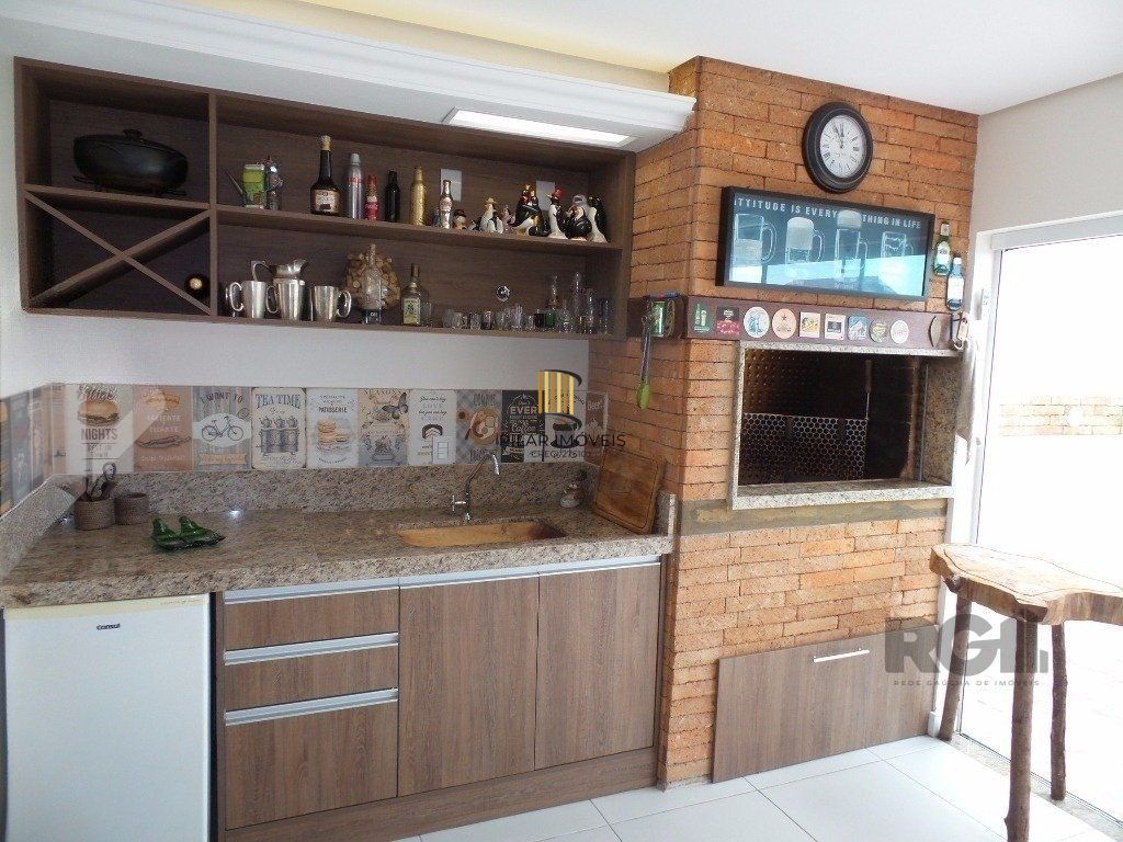 Excelente casa em condomínio com 3 dormitórios e 4 vagas.