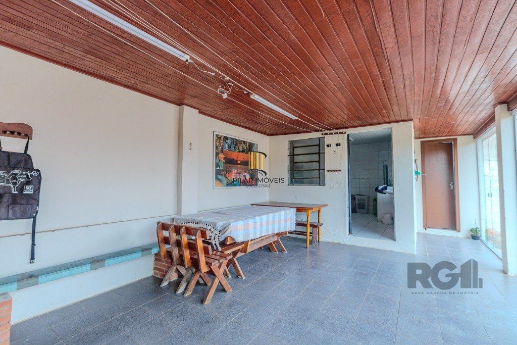 Casa 253m², 3 suítes, pátio, churrasqueira e vaga de garagem para 4 carros no bairro Nonoai