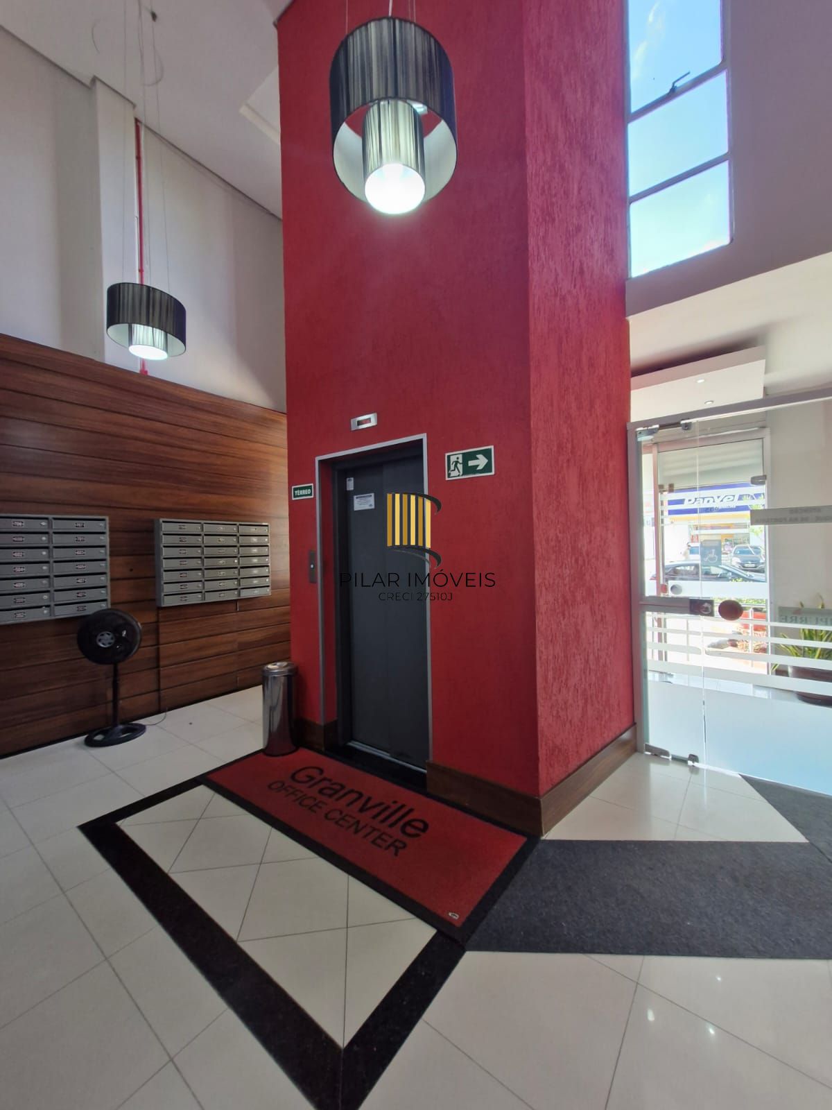 Sala comercial em prédio com elevador, no bairro Teresópolis.