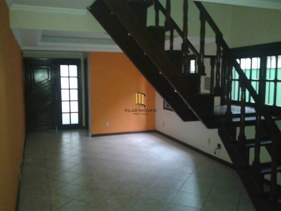 Casa de 3 dormitórios com piscina no bairro Teresópolis.